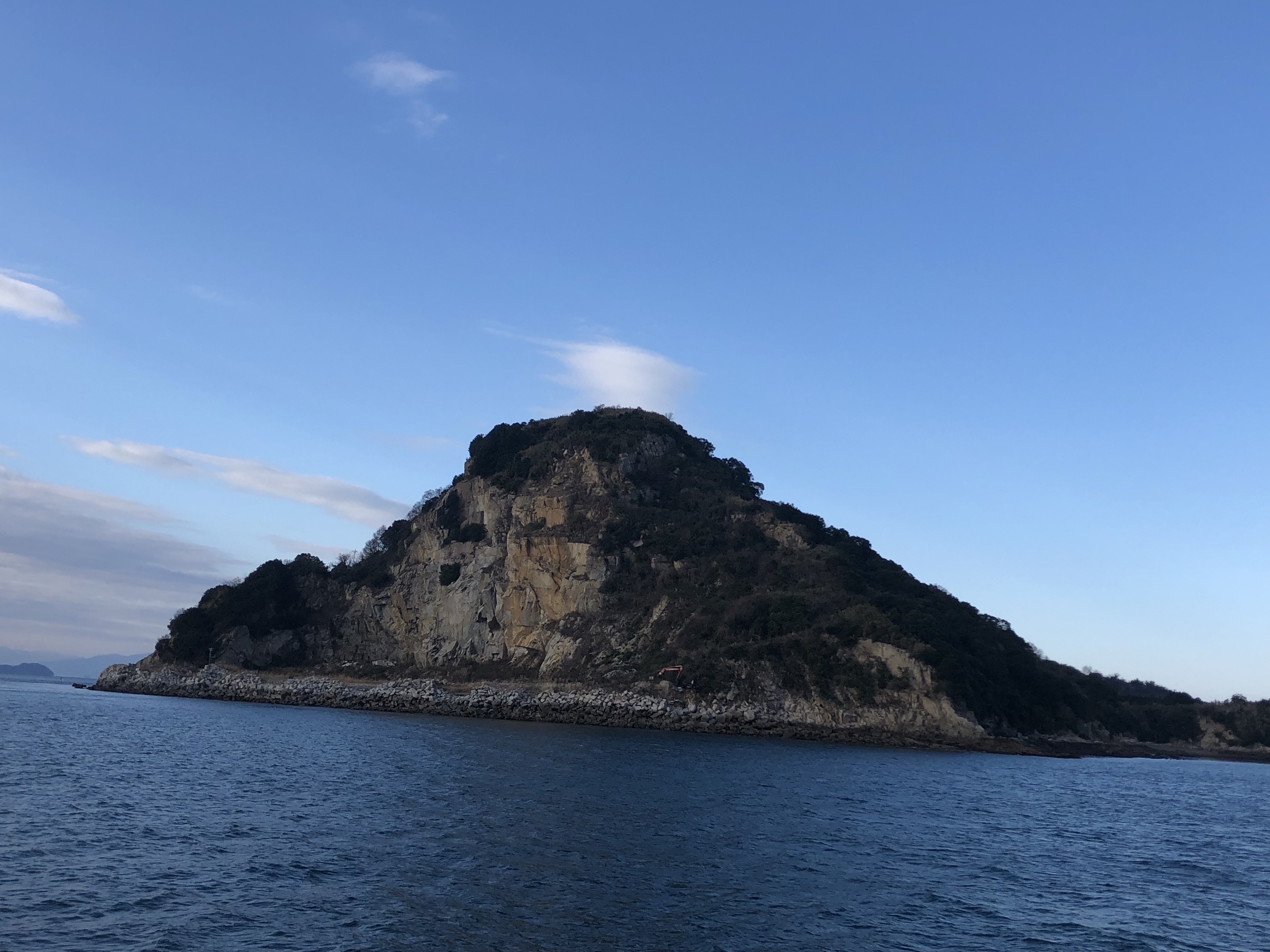 海に浮かぶ豊島の写真