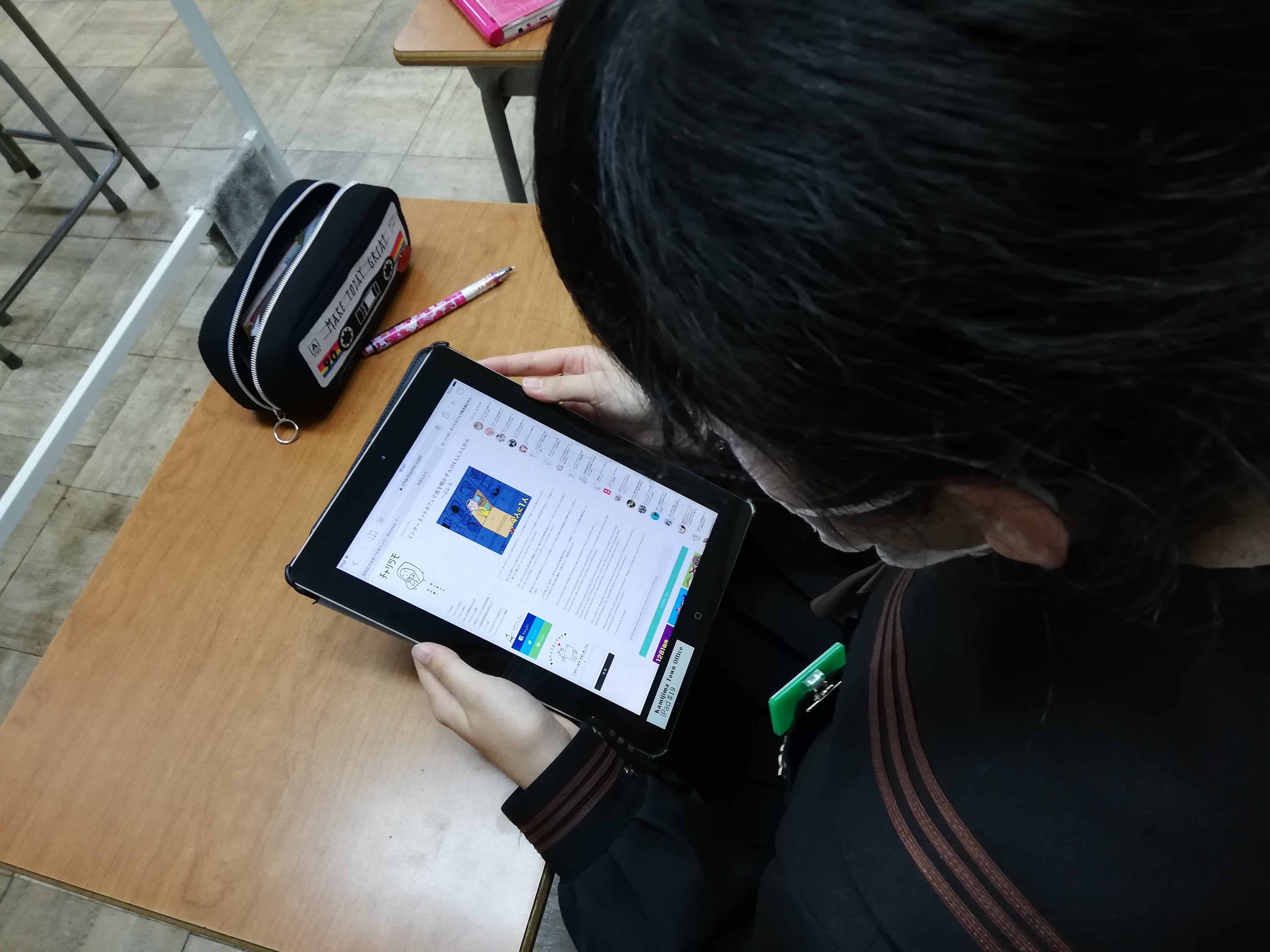 iPadを使って、調べ学習をする弓削高校の生徒