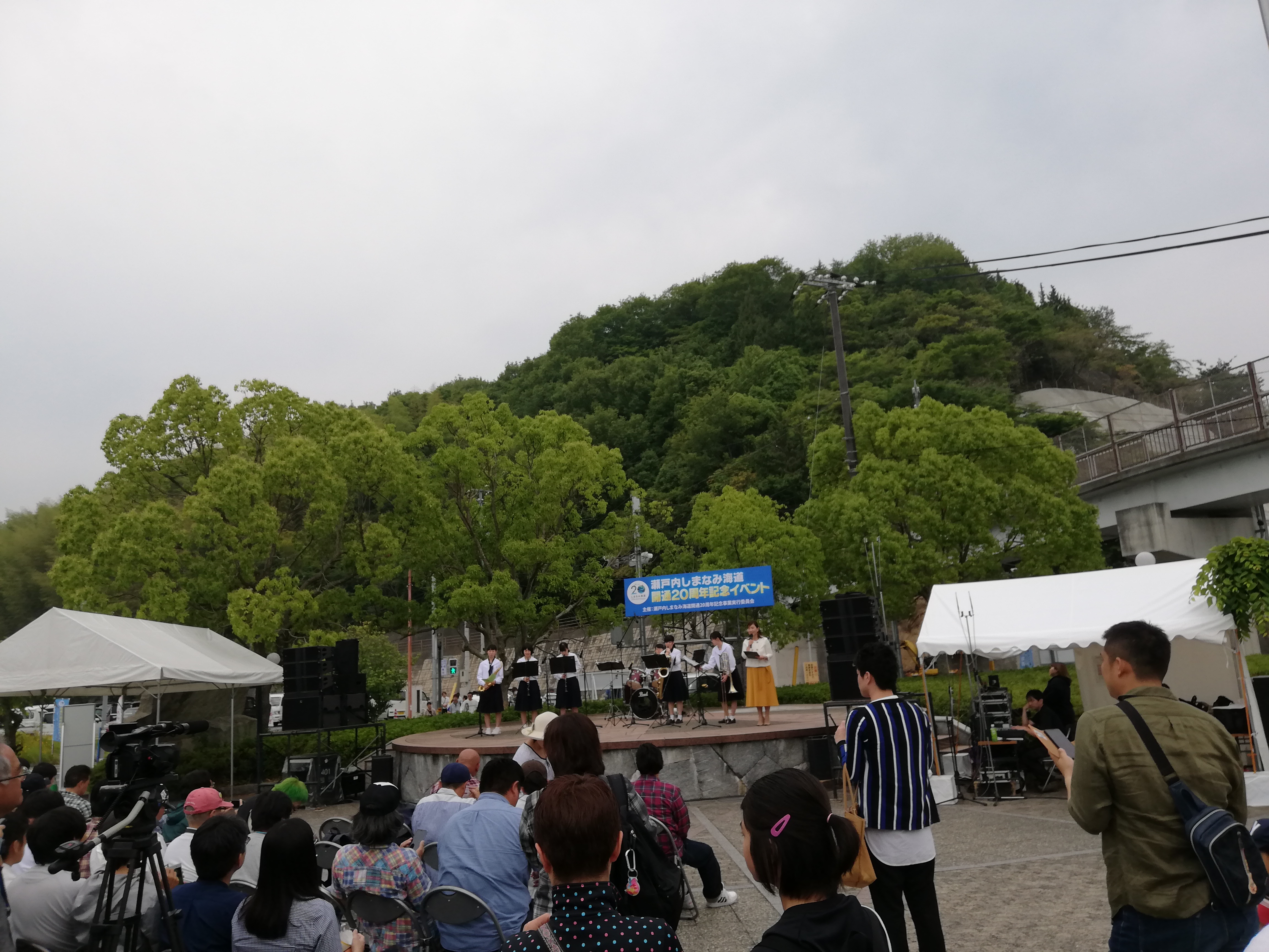 瀬戸内20周年イベントで音楽を演奏する弓削高校の生徒