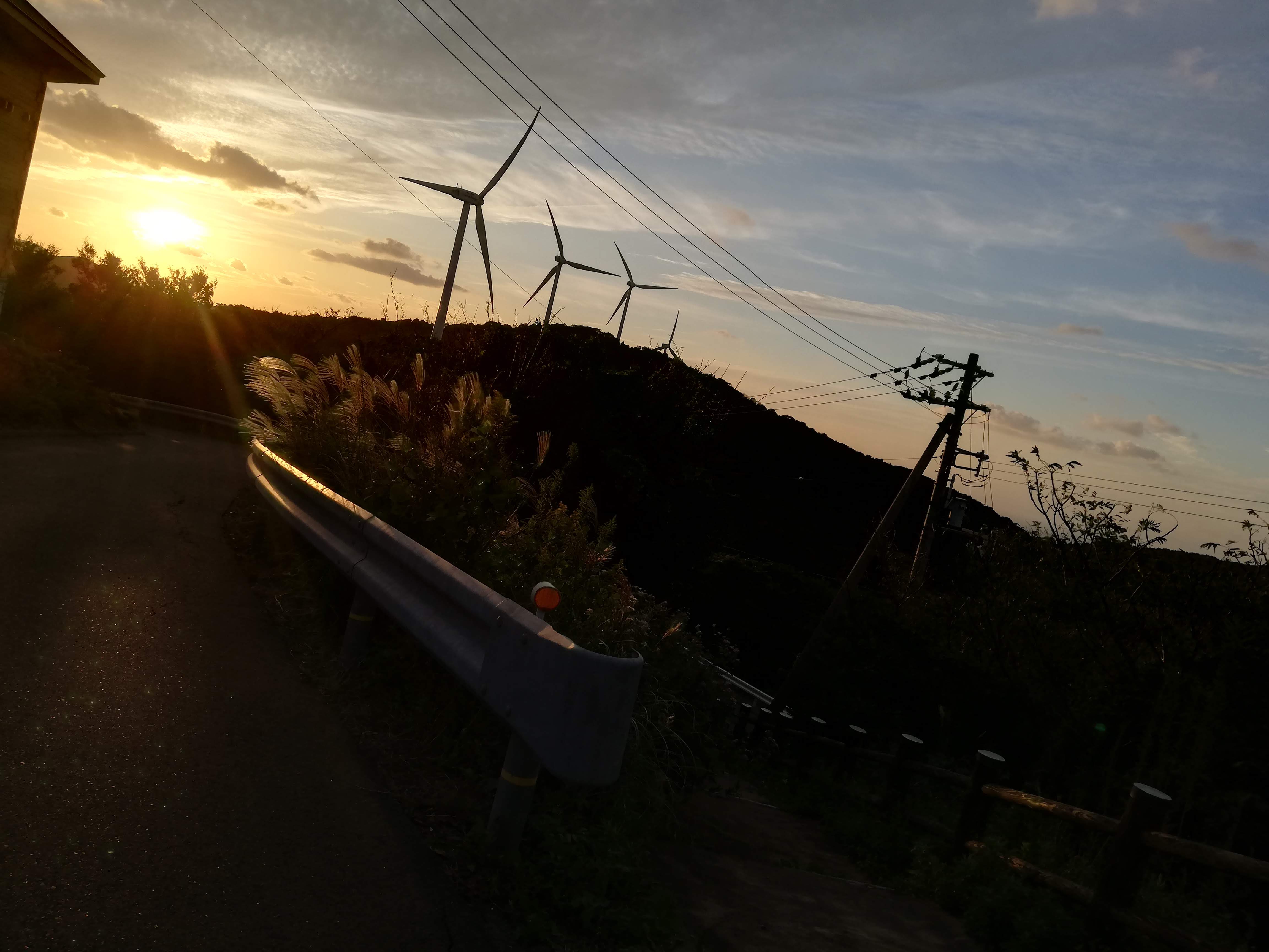 佐多岬の風車と太陽が重なる写真